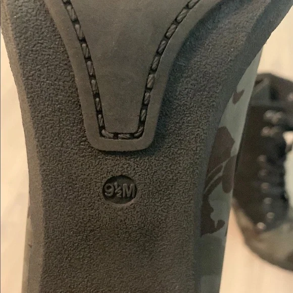 Chunky Heeled Green and Black Boots with Lace-Up Design - Picture 3 of 7